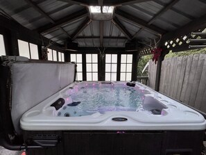 Indoor spa tub