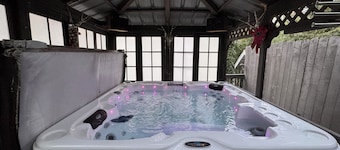 Experience Lake Gregory charm steps away! Four bedroom Crestline cottage awaits.