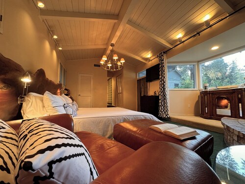 Experience Lake Gregory charm steps away! Four bedroom Crestline cottage awaits.