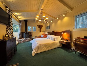 4 bedrooms, desk, iron/ironing board, free WiFi