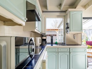 House | Private kitchen | Electric kettle - Amazing Holiday Home in Lauwersoog With Sauna (Lauwersoog)