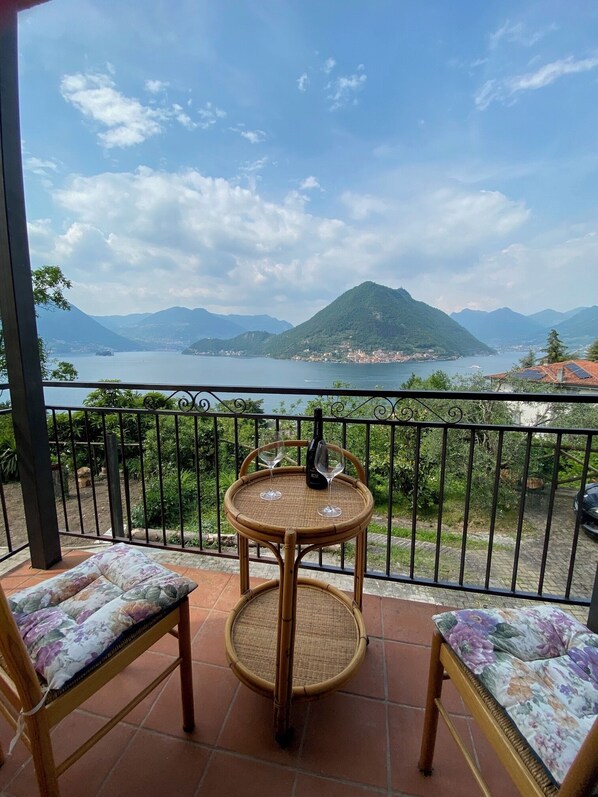 Outdoor dining - Sebino apartment with wonderful lake view (Sulzano)