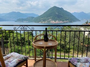 Outdoor dining - Sebino apartment with wonderful lake view (Sulzano)