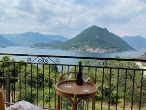 Outdoor dining - Sebino apartment with wonderful lake view (Sulzano)