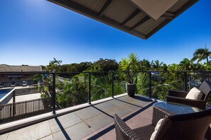 Terrace/patio - Fuller Holidays - Drift - Byron Town Luxury Apartment with Pool (Byron Shire)