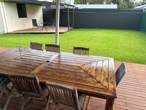 Outdoor dining - Family retreat in Ningi. Pet Friendly! (Ningi)