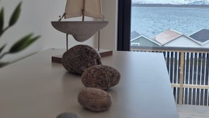 Ett rum med utsikt över ett snötäckt landskap genom ett stort fönster.