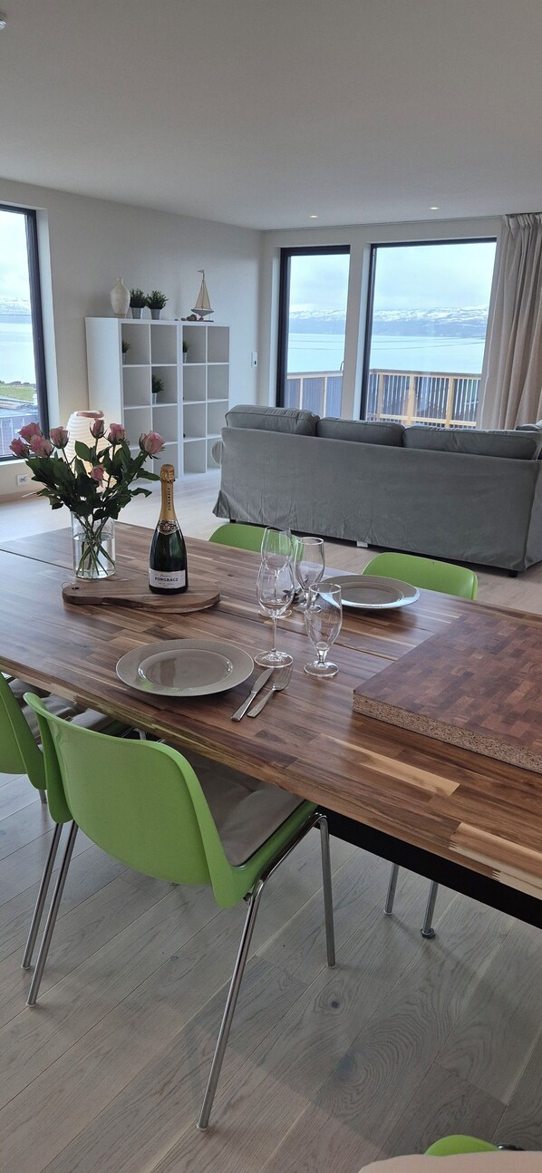 Comfort House | Laptop workspace - Yggdrasil Sea Wiev Lodge (Tromsø)