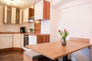 Fridge, oven, stovetop, dishwasher