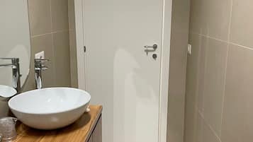Kamar Double Superior, Bebas Asap Rokok, pemandangan kota | Kamar mandi | Pancuran hujan, pengering rambut, kloset, dan sabun