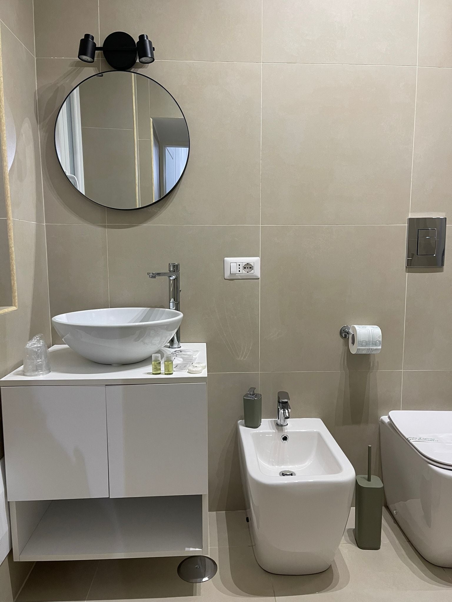 Junior Double Room, City View | Bathroom | Rainfall showerhead, hair dryer, bidet, soap