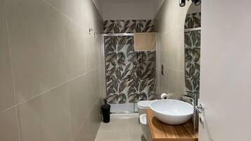 Habitación doble superior, no fumadores, vistas a la ciudad | Baño | Cabezal de ducha tipo lluvia, secador de pelo, bidé y jabón