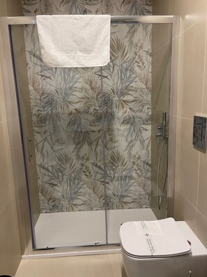 Habitación doble superior, vistas a la ciudad | Baño | Cabezal de ducha tipo lluvia, secador de pelo, bidé y jabón