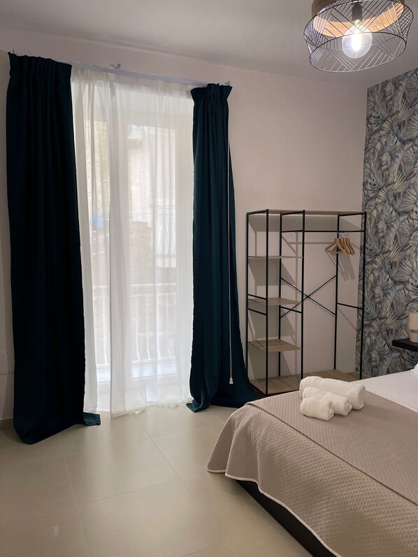 Quarto casal superior, vista para a cidade | Roupas de cama premium, edredons de pluma