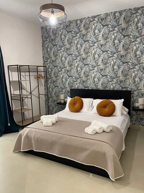 Quarto casal superior, vista para a cidade | Roupas de cama premium, edredons de pluma