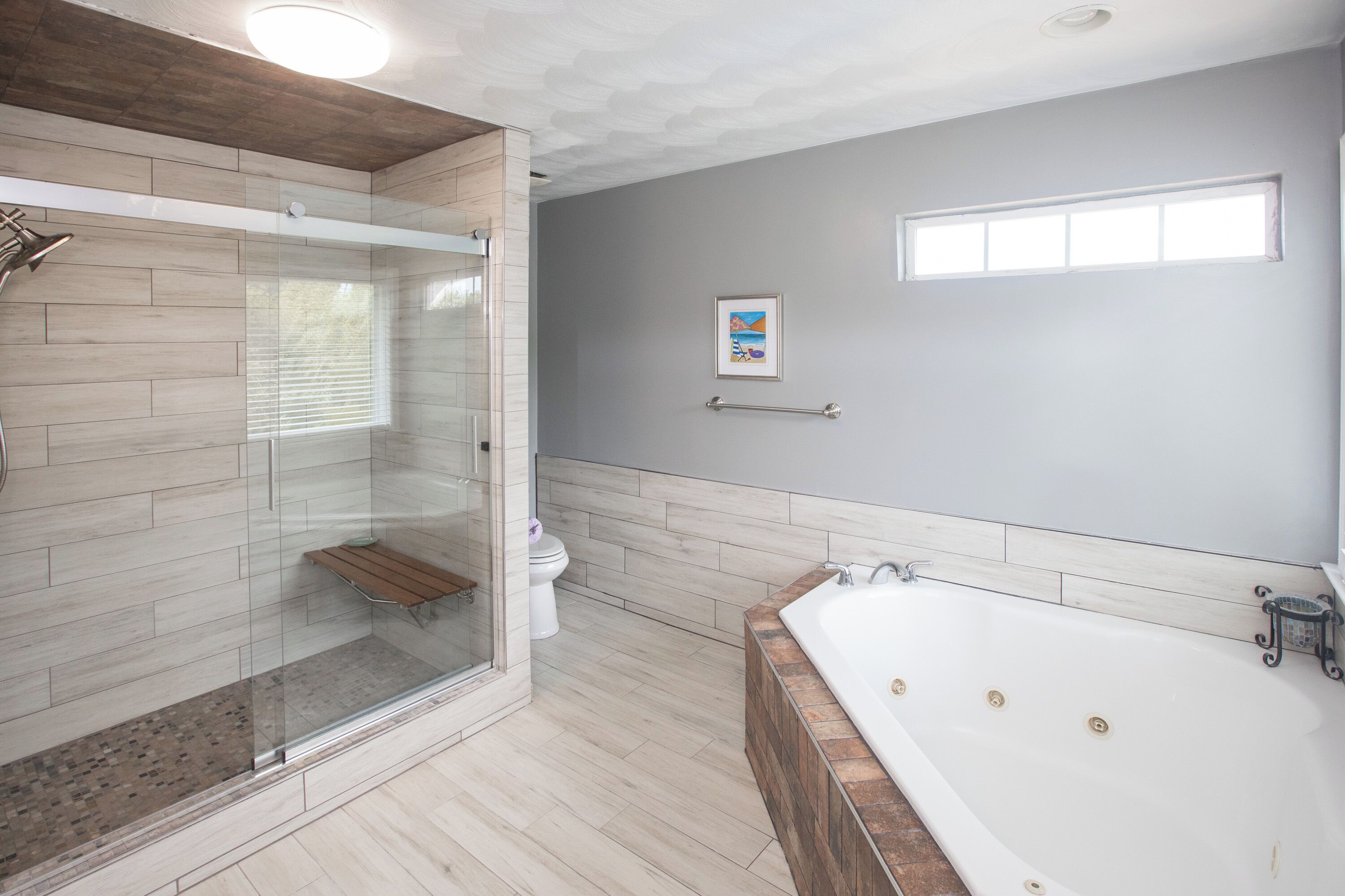 Shower, jetted tub, towels