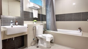 Premier Indoor Patio | Bathroom | Combined shower/bathtub, free toiletries, hair dryer, slippers