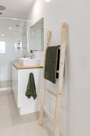 Shower, hair dryer - Pooch Friendly Sunrise Beach 3BR w/ Views (Noosa)