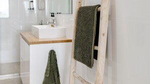 Douche, sèche-cheveux, serviettes fournies