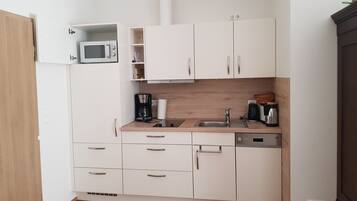 Jääkaappi, mikroaaltouuni, astianpesukone, kahvin-/teenkeitin