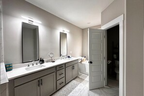 Een douche, een haardroger, handdoeken, zeep