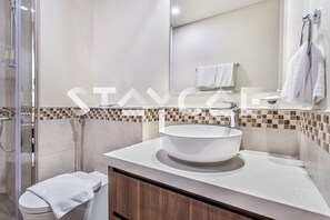 Familie appartement | Badkamer | Een douche, handdoeken