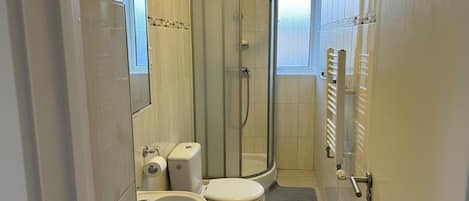 Douche, séchoir à cheveux, serviettes fournies