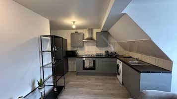 Departamento | Cocina privada | Refrigerador, microondas, horno y parrilla de estufa