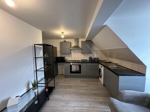 Apartment | Private kitchen | Fridge, microwave, oven, stovetop - Oak Wembley Stadium Serviced Apartment by Edens (Wembley)