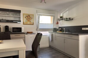 Geladeira, micro-ondas, cooktop, lava-louças