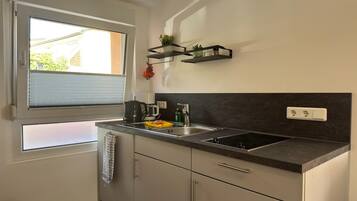 Kühlschrank, Mikrowelle, Herdplatte, Geschirrspüler