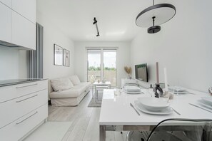 Leilighet, 2 soverom, balkong | Spiseområde på rommet