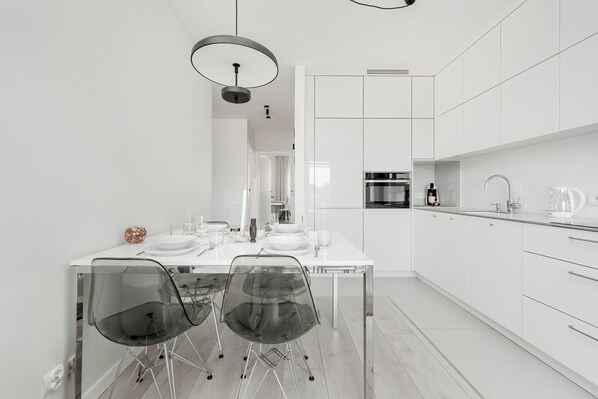 Private kitchen - Miedziana Apartment Wrocław by Renters (Wroclaw)