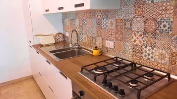 Frigorifero, microonde, forno, piano cottura