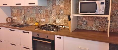 Kühlschrank, Mikrowelle, Ofen, Herdplatte