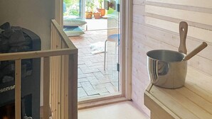 Une pièce avec une cheminée, une fenêtre et une vue sur un espace patio extérieur.