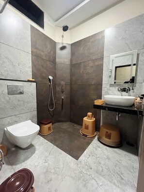 Deluxe vierpersoonskamer | Badkamer | Handdoeken