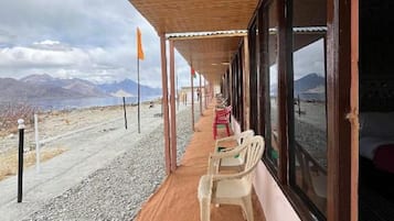 Vista frontal de la propiedad