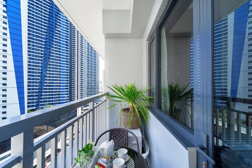 Jenny's Suite Cozy 1BR Condo w/ Balcony @ Lush Residences Ayala Makati City View