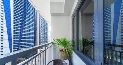 Jenny's Suite Cozy 1BR Condo w/ Balcony @ Lush Residences Ayala Makati City View