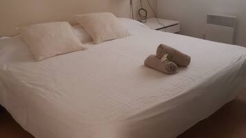 3 habitaciones, tabla de planchar con plancha, wifi y ropa de cama