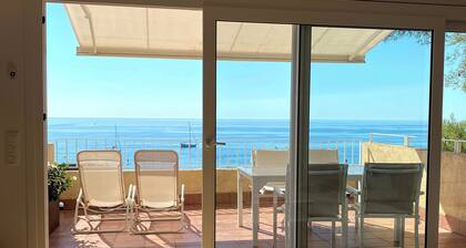 El balcó del Roc. Apartment in 1st line of the sea, two terraces, ideal for families
