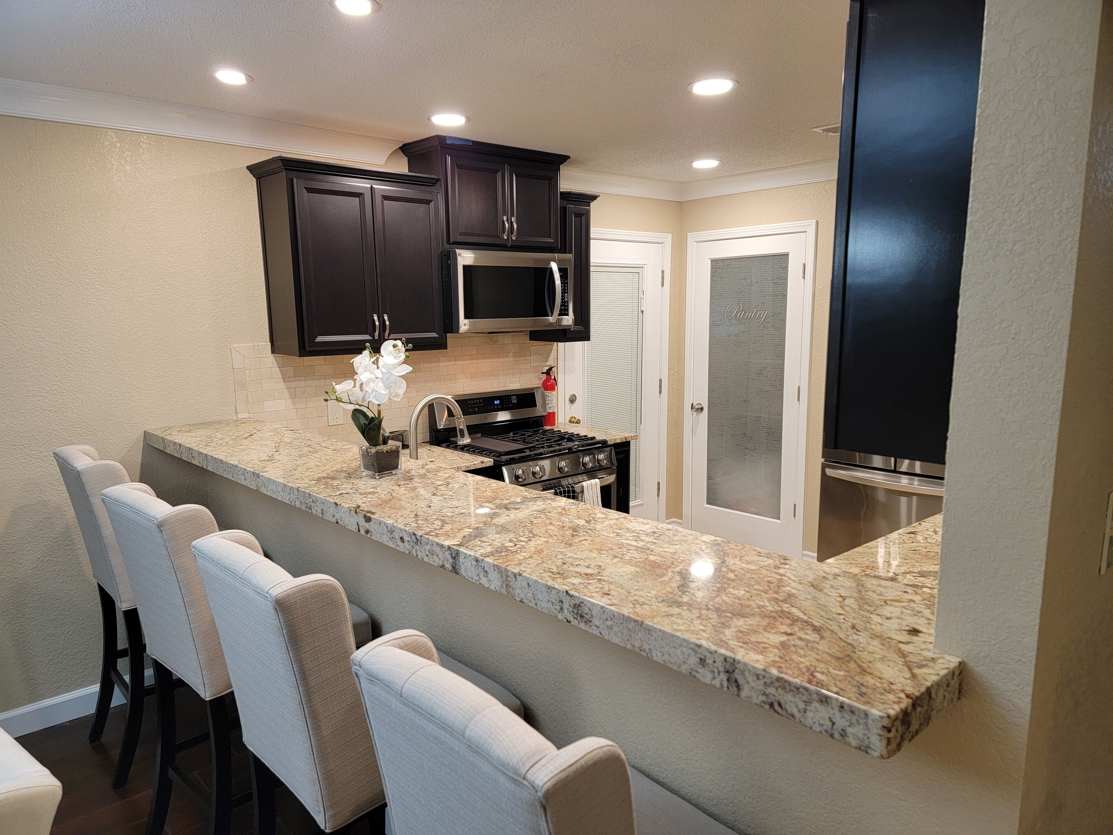 Een koelkast, een microgolfoven, een oven, een kookplaat