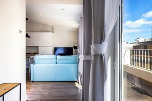 Apartamento superior | Zona de estar | Televisión de pantalla plana de 40 pulgadas con canales digitales