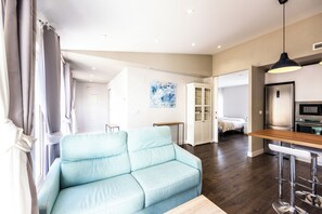 Apartamento superior | Zona de estar | Televisión de pantalla plana de 40 pulgadas con canales digitales