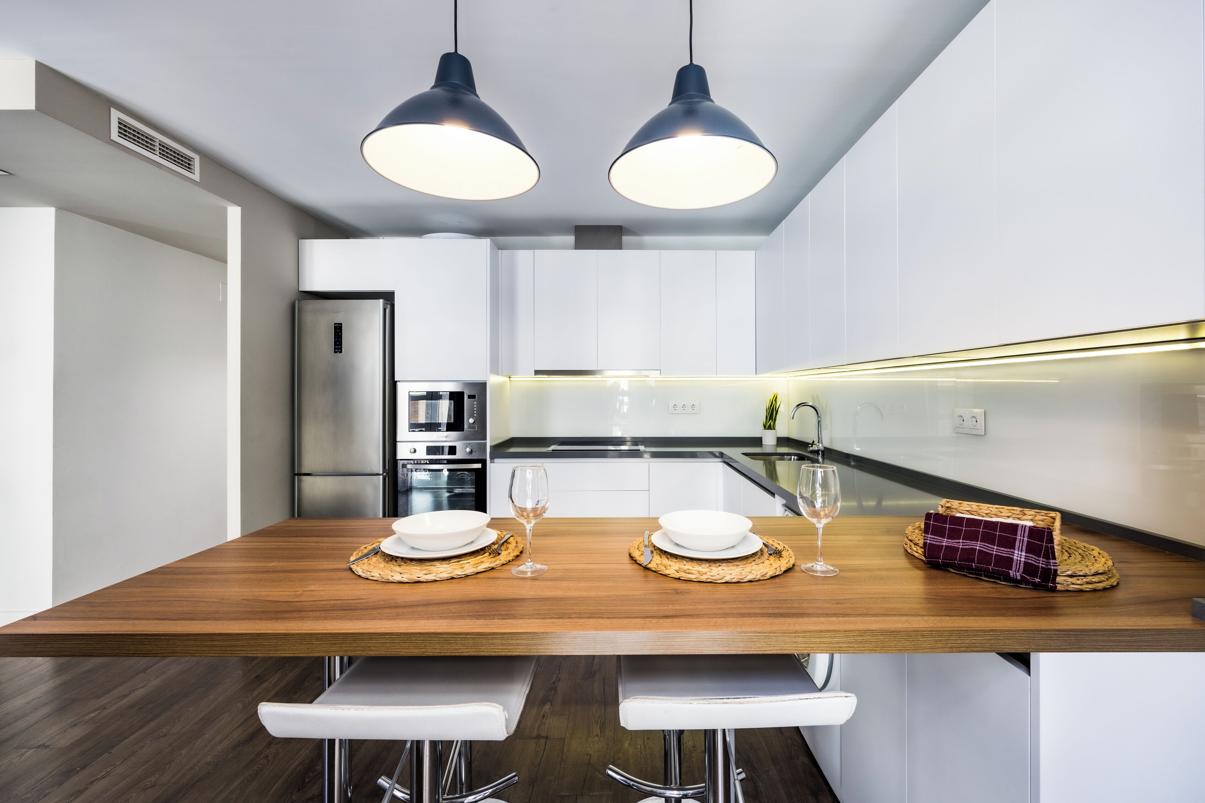 Full-sized fridge, microwave, oven, stovetop