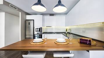 Full-size fridge, microwave, oven, stovetop