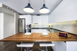 Refrigerador con freezer, microondas, horno, placa de cocina