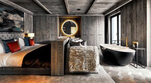 6 soverom, skrivebord, strykejern/-brett og reiseseng for barn