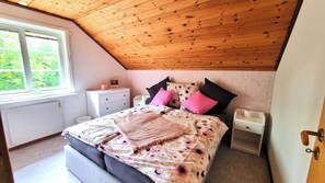 4 bedrooms, desk, iron/ironing board, travel cot